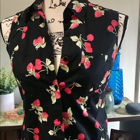 Gloria Vanderbilt Tops - 🌼😊🌎Summer Strawberries 🍓 sleeveless, button up shirt